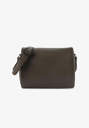 Braune Ledermessenger-Tasche mit rechteckiger Form, verstellbarem Riemen und glatter Oberfläche. Verfügt über eine Klappe als Verschluss und dezentes Branding.