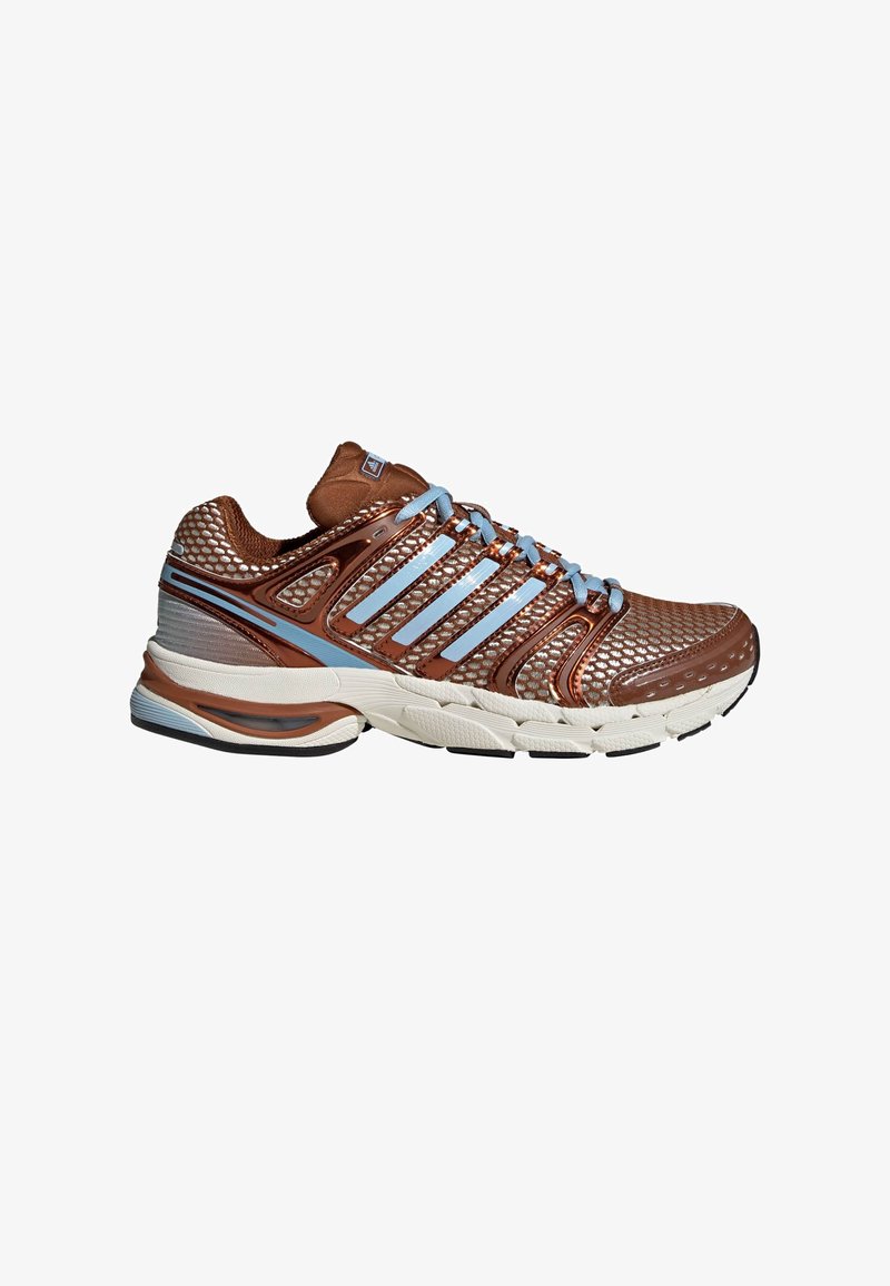 Chaussure de sport marron avec tige en mesh, accents bleus et plusieurs rayures. Dotée d'une semelle amortie au design texturé. Semelle extérieure en caoutchouc antidérapante.