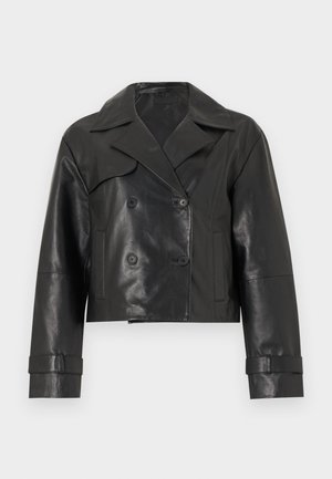 Veste noire en cuir courte avec larges revers, boutons croisés, manches longues et sangles ajustables aux poignets.