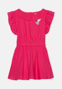 Vaaleanpunainen lyhythihainen mekko, jossa on röyhelökaulus, joustava vyötärö ja kirjailtu lintukuvio. Kevyt kangas, jossa on teksturoitu kuvio.