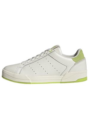 Biały niski sneaker z jasnozielonymi akcentami na pięcie i podeszwie, perforowanymi detalami bocznymi oraz białymi sznurówkami.