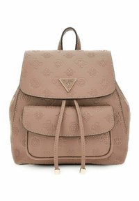 Sac à dos en cuir beige avec motif de logo embossé, fermeture à rabat, poche avant et accents métalliques. Dispose de bretelles réglables.