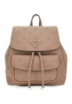 Sac à dos en cuir beige avec motif de logo embossé, fermeture à rabat, poche avant et accents métalliques. Dispose de bretelles réglables.