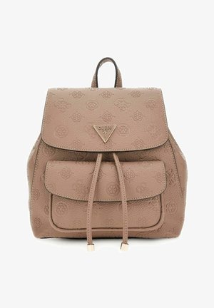 Sac à dos en cuir beige avec motif de logo embossé, fermeture à rabat, poche avant et accents métalliques. Dispose de bretelles réglables.