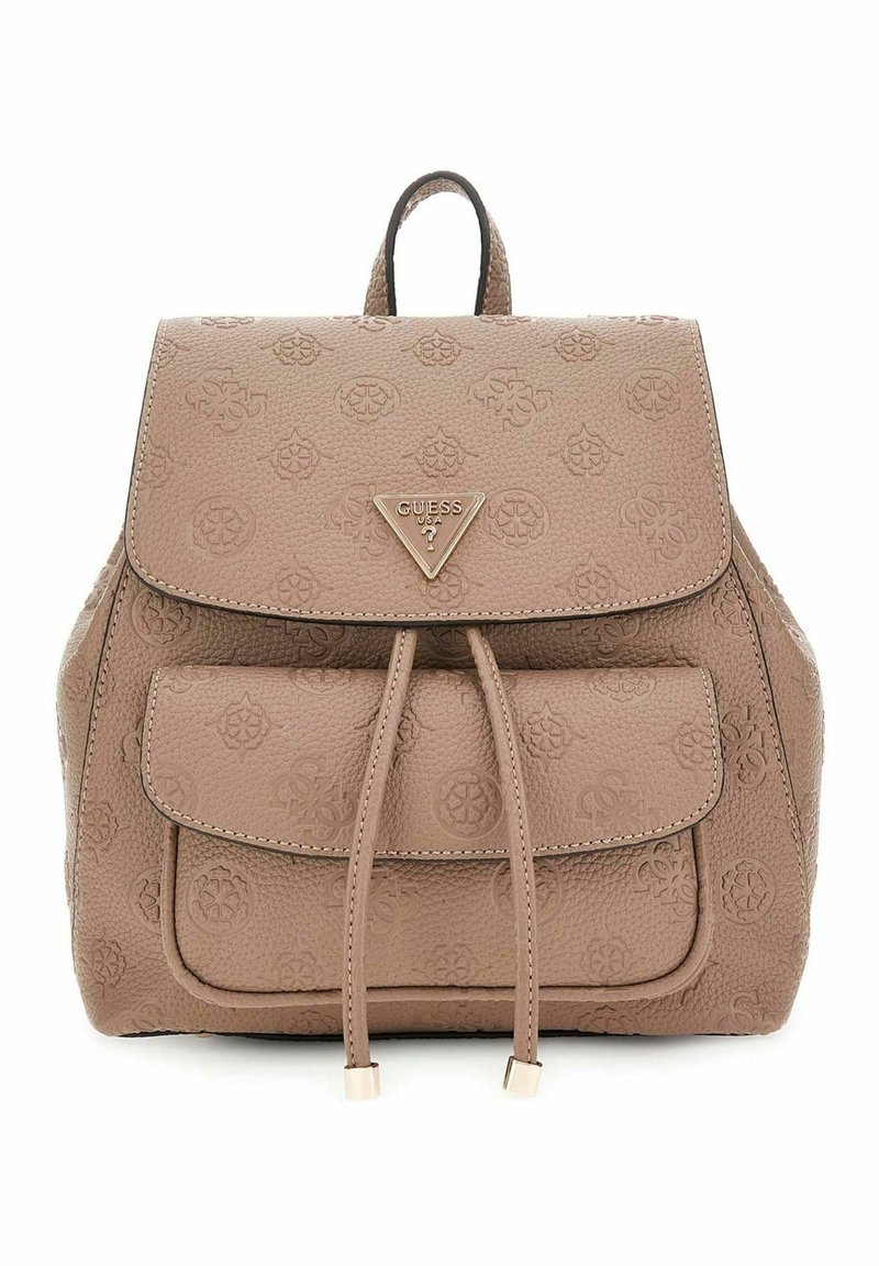 Sac à dos en cuir beige avec motif de logo embossé, fermeture à rabat, poche avant et accents métalliques. Dispose de bretelles réglables.