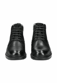 Botas de cuero negras hasta el tobillo con puntera redonda, diseño de cordones, acabado suave y suelas de goma texturizadas. Presenta ojetes reforzados y acentos mínimos.