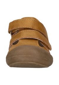 Braune synthetische Sandale mit zwei verstellbaren Riemen, offenen Seiten und einer strukturierten Gummisohle. Verfügt über Steppnähte und eine abgerundete Zehenpartie.