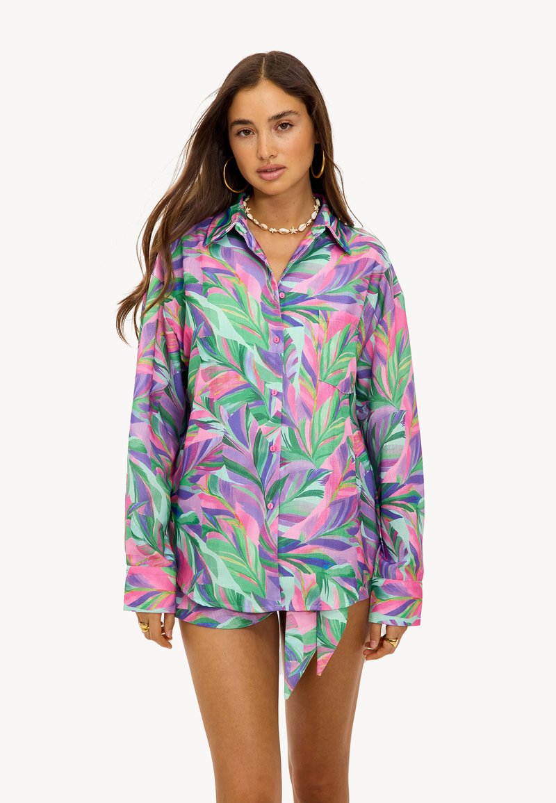 Kleurig shirt van lichtgewicht stof, met een bladpatroon in roze, groen en paars. Lange mouwen, knoopsluiting aan de voorkant en een gestrikt zoom.