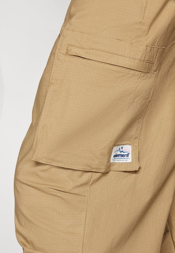 CHILLIN TRAVEL - Trousers - sand3