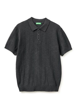 Polo en maille noire à manches courtes avec rayures verticales texturées, patte de boutonnage à trois boutons, poignets et col côtelés, posé à plat sur fond blanc.