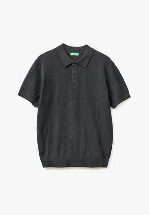 Polo en maille noire à manches courtes avec rayures verticales texturées, patte de boutonnage à trois boutons, poignets et col côtelés, posé à plat sur fond blanc.