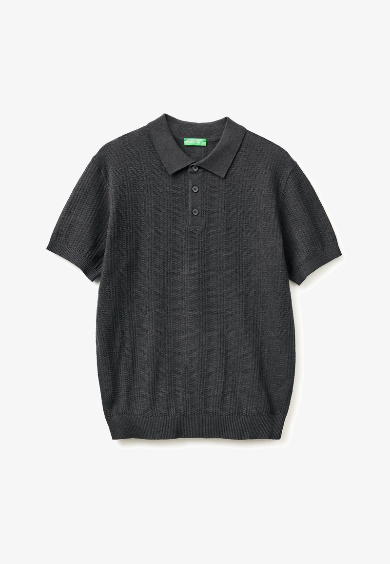 Polo en maille noire à manches courtes avec rayures verticales texturées, patte de boutonnage à trois boutons, poignets et col côtelés, posé à plat sur fond blanc.
