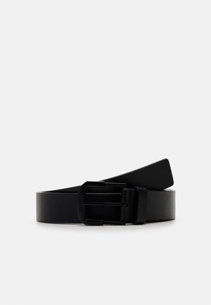 Cintura in pelle nera con una fibbia metallica rettangolare nera opaca. Texture liscia e design piatto, caratterizzato da un profilo pulito e minimalista.
