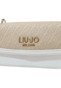Clutch de tela tejida color tostado con ribete de cuero blanco, presenta el logo dorado de la marca 'LIU•JO MILANO' y un patrón texturizado en la superficie.