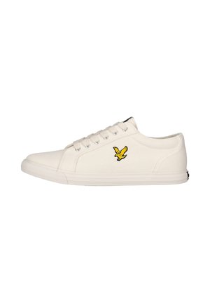 Sneaker in tela bianca con taglio basso, lacci bianchi e logo giallo a forma di uccello sul lato.