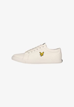 Sneaker in tela bianca con taglio basso, lacci bianchi e logo giallo a forma di uccello sul lato.