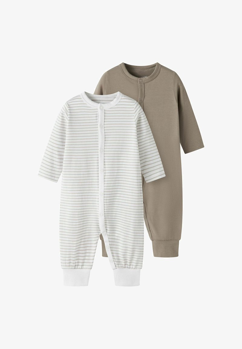 Due romper per bambini: uno beige e uno bianco con strisce grigie chiare. Entrambi hanno maniche lunghe, bottoni a pressione e polsini elastici alle caviglie.