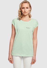 Merchcode LOVE YOURSELF FIRST EXTENDED SHOULDER - T-shirts med print - neo mint