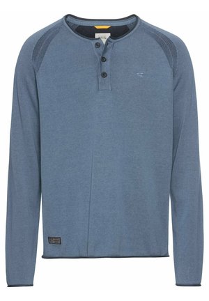 Chemise à manches longues bleu avec un design henley, un col rond, une patte de boutonnage à trois boutons et un bord contrastant marine au niveau du col et des poignets.