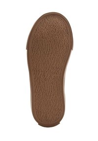 Hnědá gumová podešev s texturovaným povrchem, s zaoblenou špičkou a celkovým plochým designem. Odolný a protiskluzový vzor.