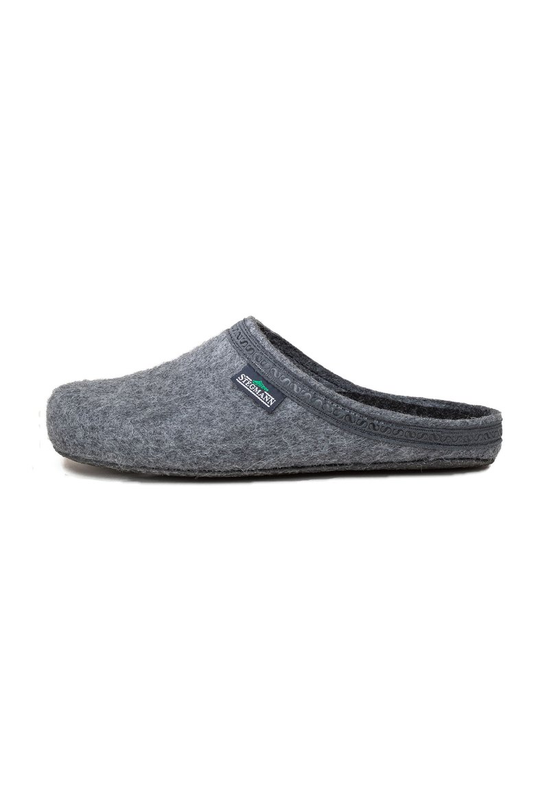 Grijze wollen slipper met een ronde neus, een decoratieve band rond de bovenkant en een logolabel aan de zijkant; zachte textuur, ontwerp met open achterkant.