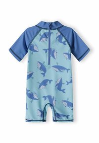 Combinaison de plongée à manches courtes en bleu clair avec motif de baleines ; présente un col haut, une fermeture éclair au dos et des coutures contrastantes en bleu foncé.