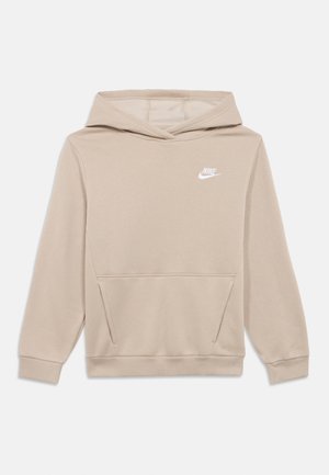 Sudadera con capucha Nike beige con bolsillo tipo canguro delantero, mangas largas, capucha y pequeño logo blanco de Nike en el pecho izquierdo.