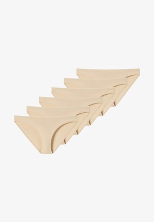 Beige katoenen bikini slipjes, zes-pack, naadloos ontwerp, middelhoge taille, zachte textuur, gladde randen, eenvoudige stijl zonder patronen of accenten.