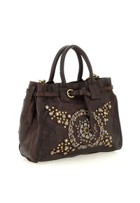 Borsa a mano in pelle marrone con motivo circolare di perline, dettagli in oro e argento, doppi manici e dettaglio della cintura. Superficie testurizzata.