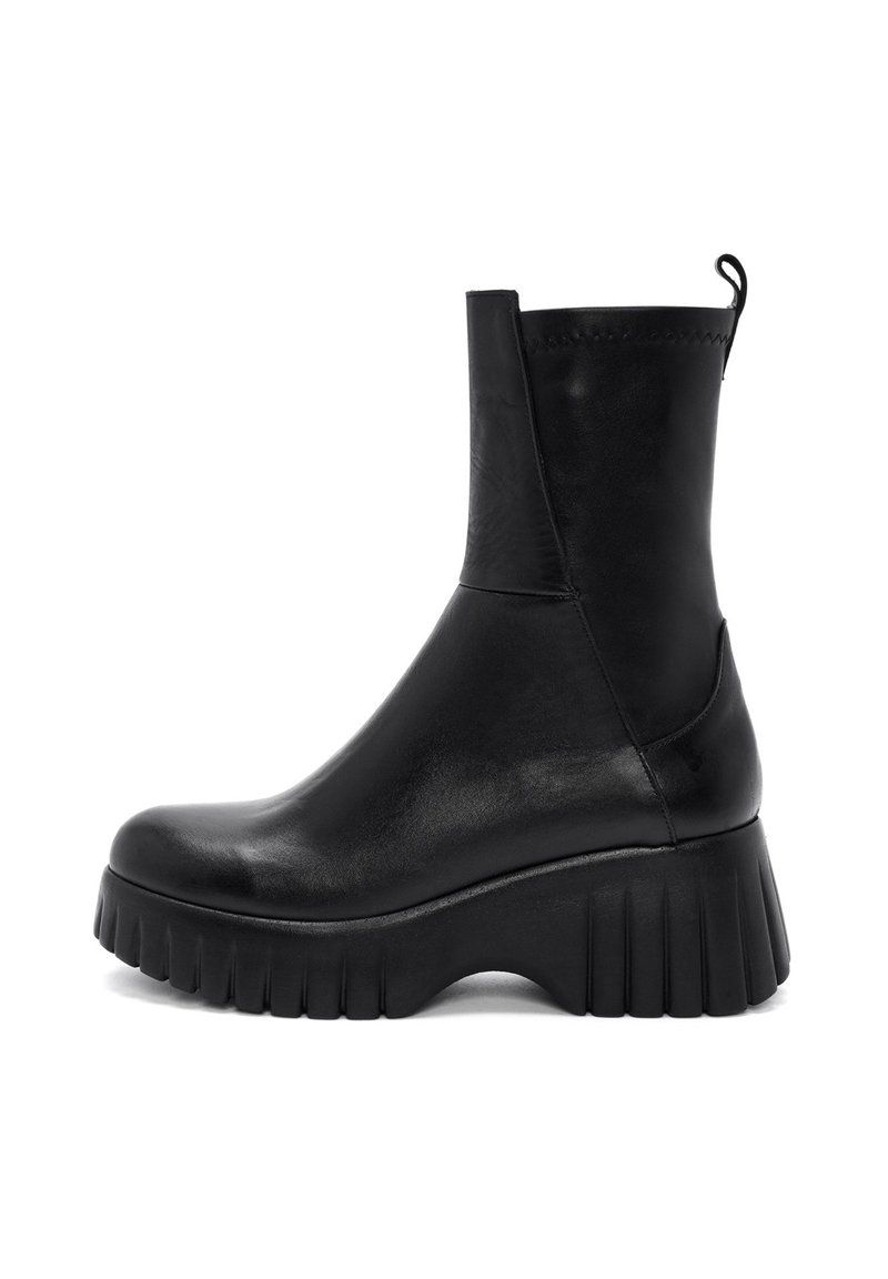 Bottines en cuir noir avec une semelle plateforme épaisse, une finition lisse et une languette à l'arrière pour un enfilage facile.