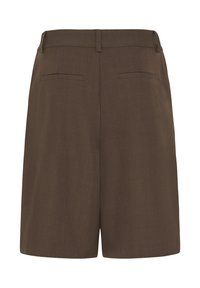 Short marron sur mesure avec passants de ceinture et deux poches arrière passepoilées, vu de dos sur fond blanc.