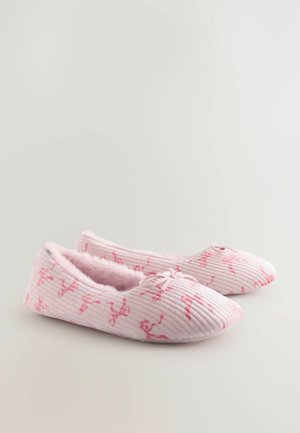 Rosa Stoffschuhe mit gerippter Textur, ausgestattet mit einem weichen, fellartigen Innenfutter und einem Flamingo-Druck. Mit einer Schleife vorne akzentuiert.