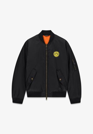 Chaqueta bomber negra con forro interior naranja, cremallera frontal, dos bolsillos con botón de presión, bolsillo con cremallera en la manga y logo BVB 09 amarillo en el pecho.