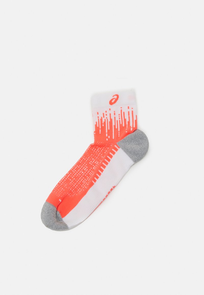 ASICS PERFORMANCE RUN QUARTER UNISEX - Urheilusukat - sunrise red/brilliant white