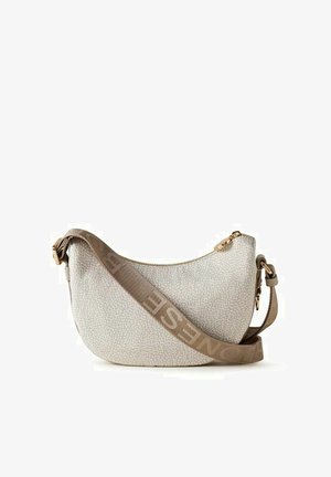 Sac d'épaule texturé beige clair en forme de croissant avec une large bandoulière réglable et une fermeture éclair avec garniture dorée.