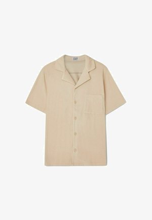 Koszulka z krótkim rękawem, w jasnym beżowym kolorze, wykonana z miękkiego materiału; posiada kołnierz typu klapa, sześć guzików z przodu oraz kieszeń na piersi.