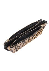 Tasje met luipaardprint in bruin en zwart leer, met twee ritscompartimenten en gouden hardware-accenten. Smeuïge textuur met een strakke uitstraling.