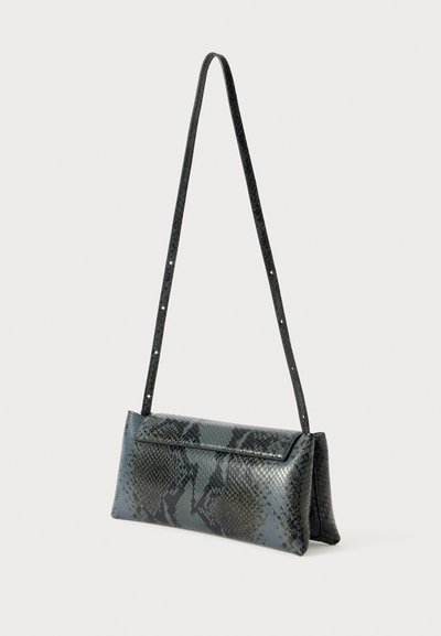 Borsa a tracolla con motivo a serpente in diverse tonalità di blu e nero, caratterizzata da una lunga tracolla e una forma rettangolare. Texture liscia con chiusura a pattina.