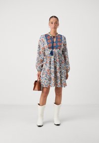 Vero Moda Petite VMSIS SHORT DRESS - Dnevna haljina - bright white/blue boho