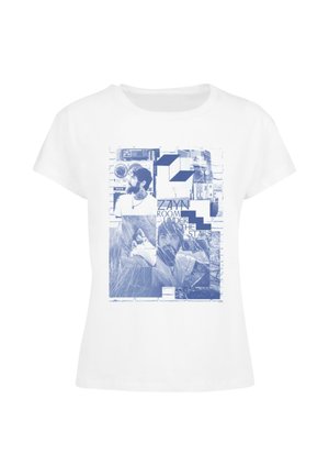 Valge puuvillane T-särk, millel on siniste graafikatega kollektsioon, sealhulgas pildid ja tekst: "ZAYN ROOM UNDER THE STAIRS" modernses fondis.