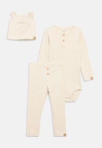 Μπεζ βρεφικό σετ τριών κομματιών που περιλαμβάνει μακρυμάνικο κορμάκι, παντελόνι με κουμπιά και καπέλο με αυτιά αρκούδας. Μαλακή υφή υφάσματος.