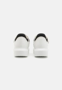 DKNY JAMIAH - Sportcipő - white/black