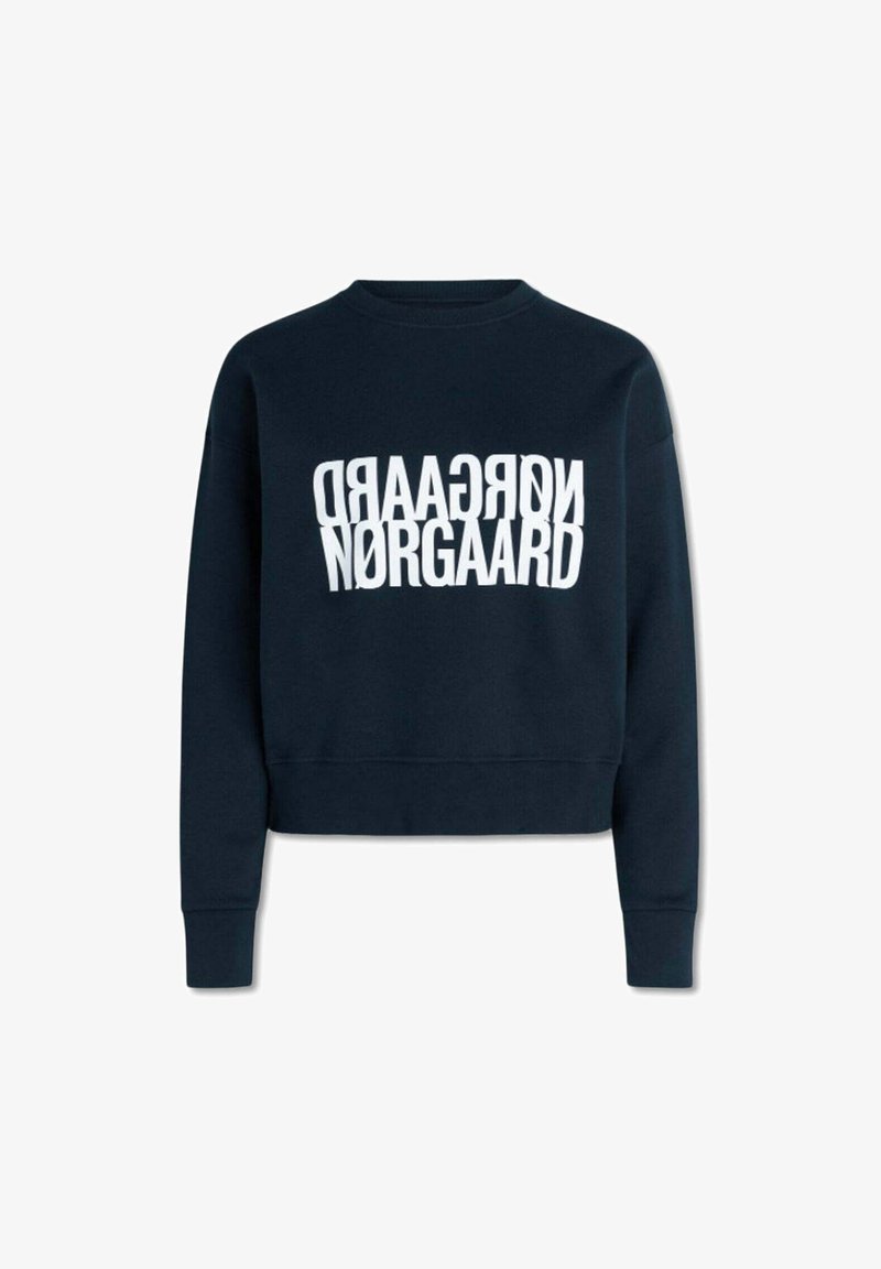 Sweat-shirt bleu marine foncé à manches longues avec texte blanc déformé "NØRGAARD" imprimé deux fois au centre devant.