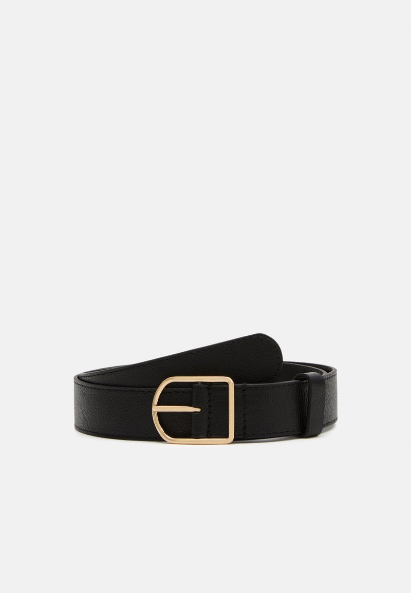 Ceinture en cuir noir avec une boucle carrée en or. Présente une texture lisse et un design classique, adaptée à une tenue décontractée ou formelle.