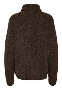 Pull surdimensionné marron en tricot avec un col montant, une texture côtelée et des manches longues. Le tissu semble doux et duveteux partout.