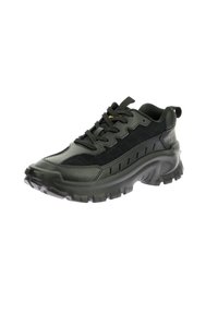 Sneaker nera con una combinazione di pelle liscia e testurizzata, suola imbottita, battistrada spesso e design con lacci. Presenta un marchio sul lato.