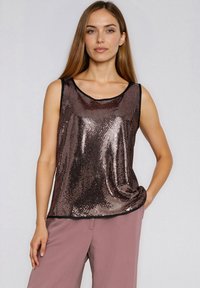 Top na ramiączkach z cekinami w metalicznym różowym złocie z zaokrąglonym dekoltem i czarną lamówką, o luźnym kroju i gładkiej fakturze.
