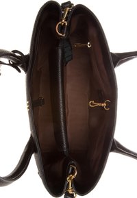 Svart läderhandväska med texturerad yta, guldfärgad hårdvara och brunt tygfoder. Har interna fickor och ett avtagbart rem.