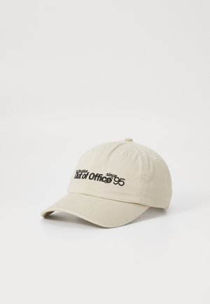 Casquette de baseball en coton beige avec visière incurvée, ornée d'un texte brodé noir : "Hors du bureau depuis '95" à l'avant.