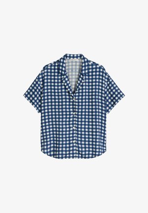 Camisa de manga corta de cuadros azules y blancos con botones, cuello y corte relajado sobre fondo blanco.